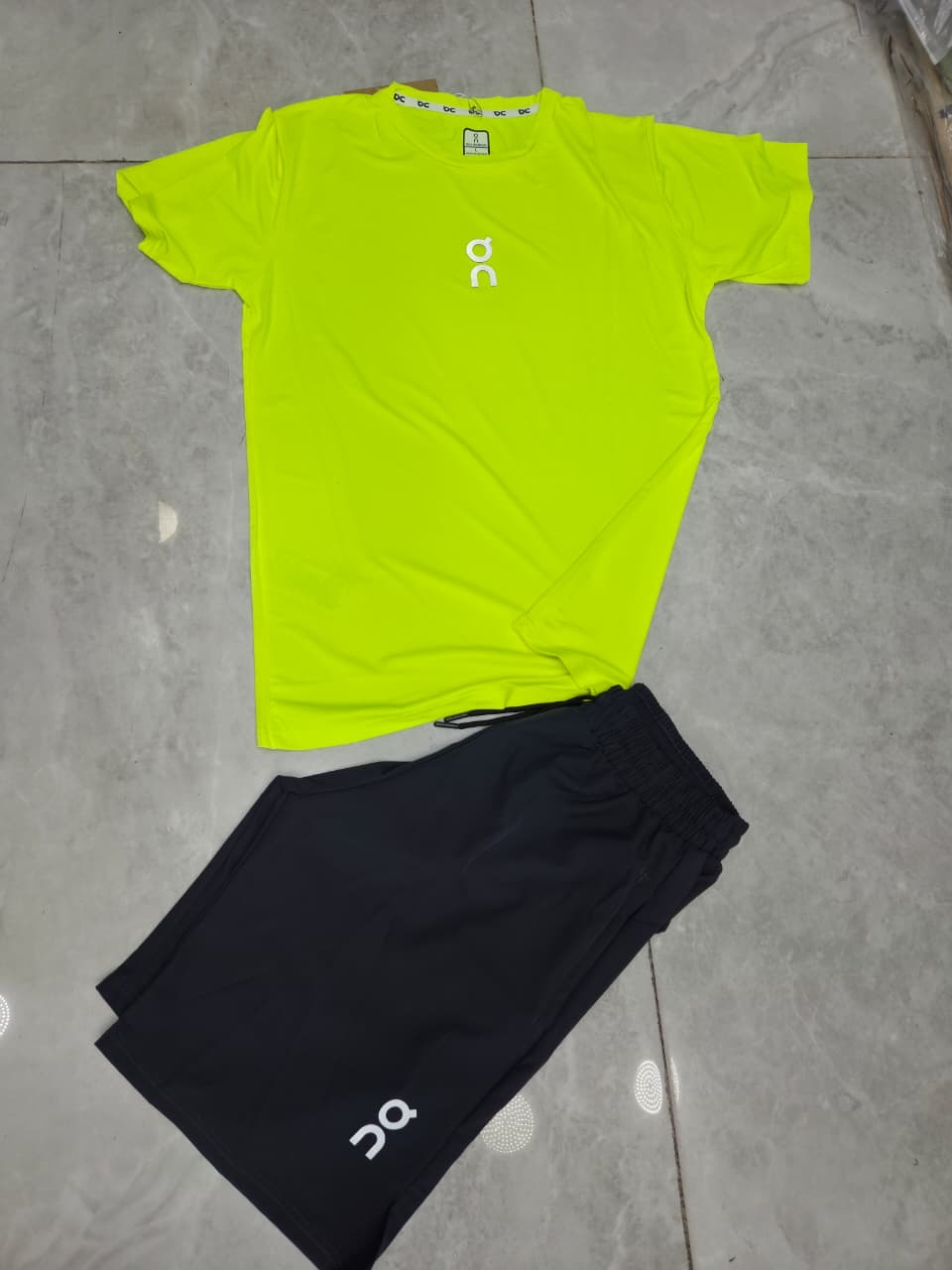 Se venden ropa de marca y playeras, sin estrenar,