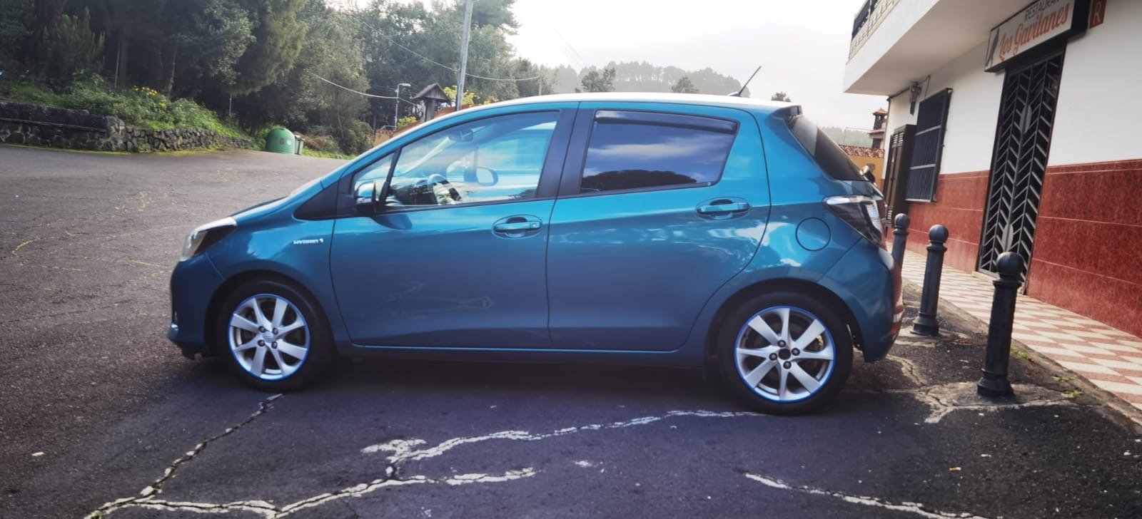 Coche compacto azul en buen estado - imagen 3