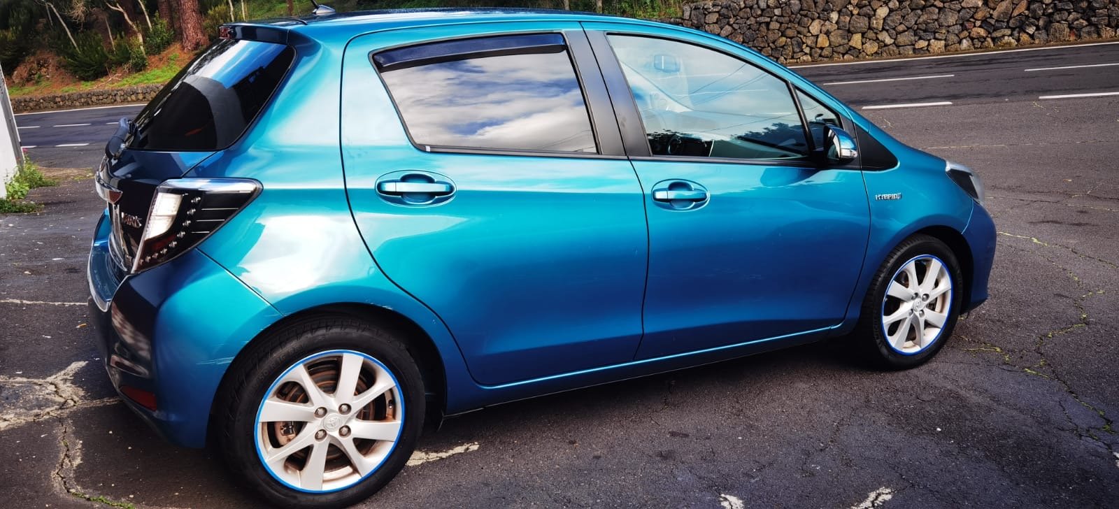 Coche compacto azul en buen estado - imagen 2