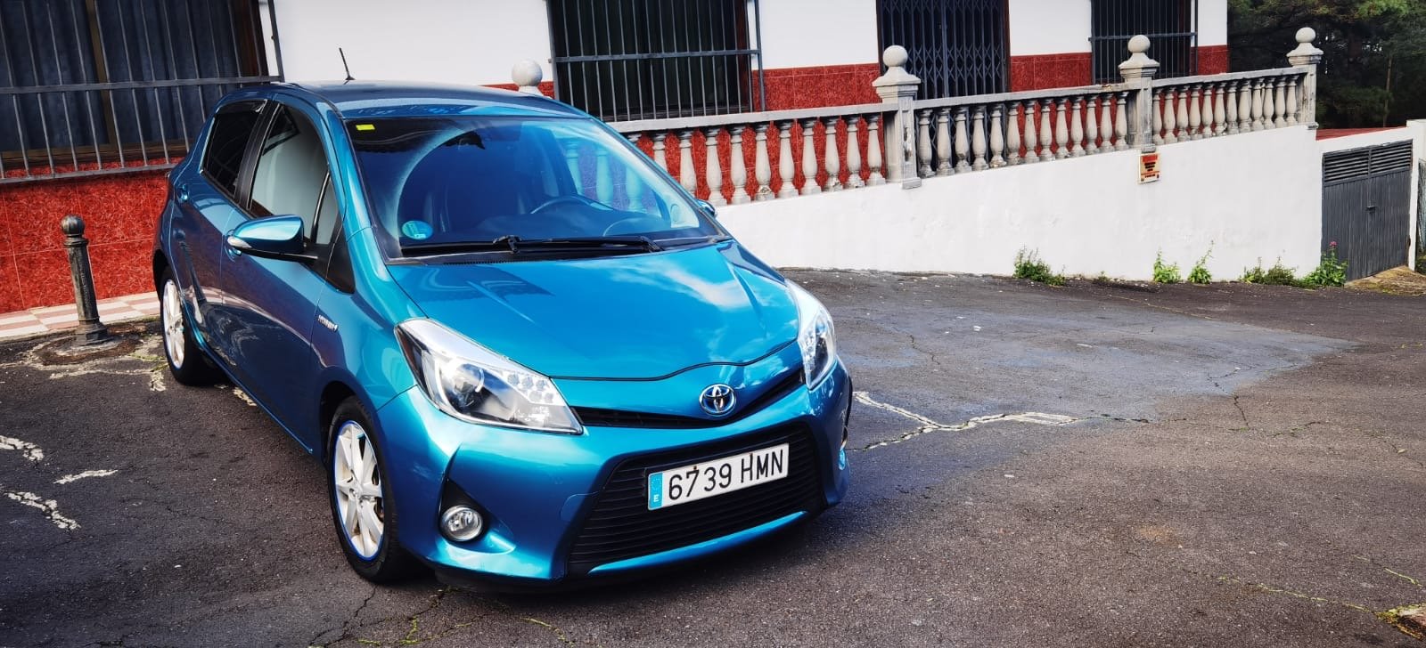 Coche compacto azul en buen estado