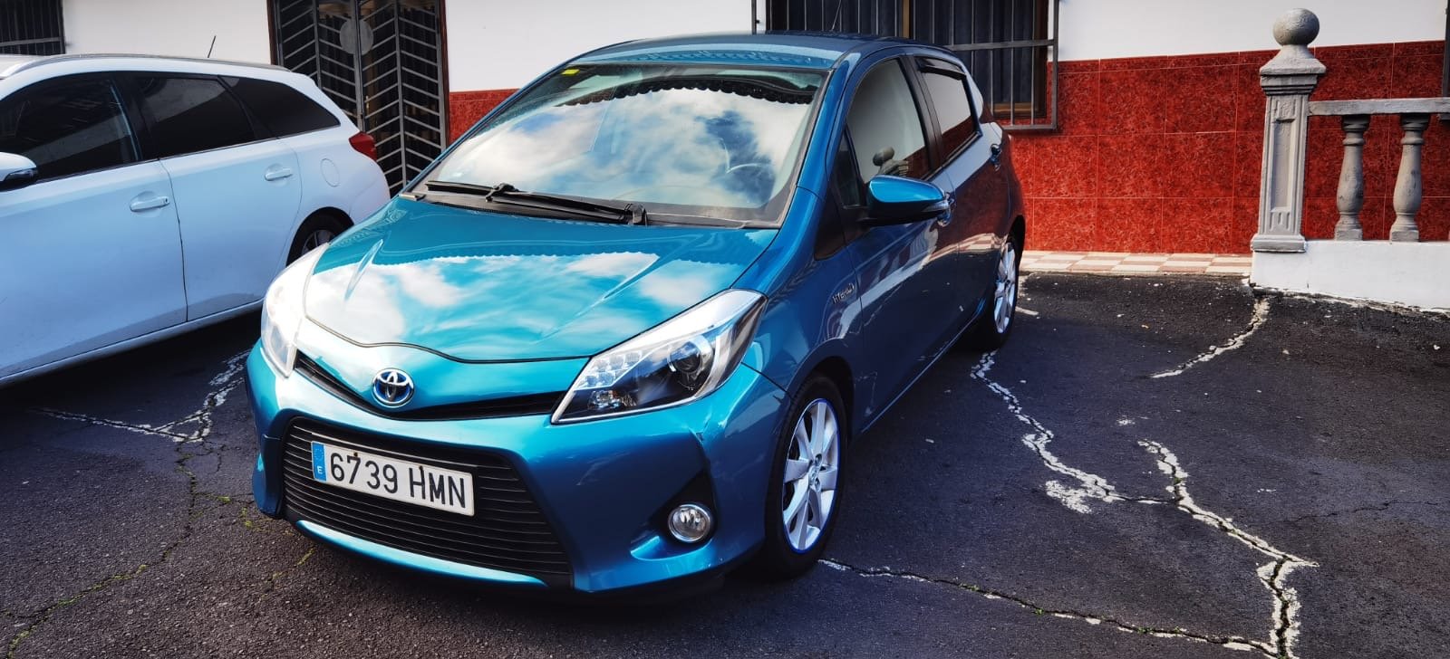 Coche compacto azul en buen estado - imagen 4