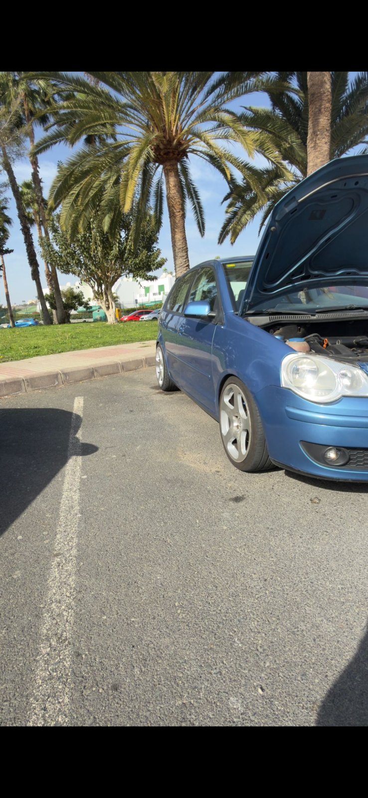 Volkswagen Golf azul 5 puertas con llantas deportivas - imagen 2