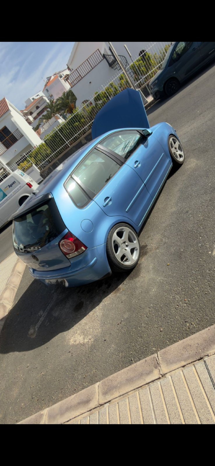 Volkswagen Golf azul 5 puertas con llantas deportivas