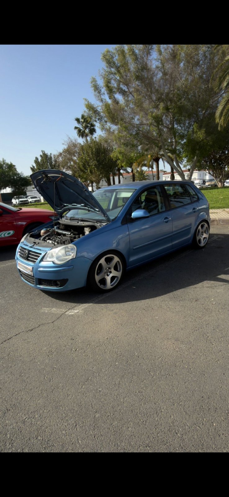 Volkswagen Golf azul 5 puertas con llantas deportivas - imagen 3