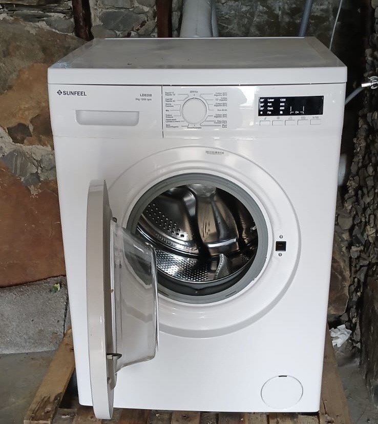 Lavadora frontal Sunfeel blanca con puerta abierta