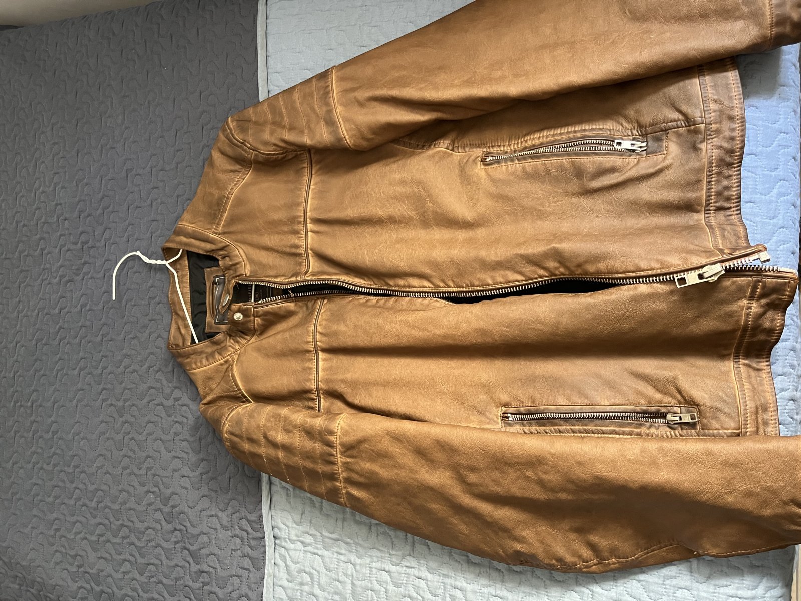 Chaqueta marrón de cuero con cremallera