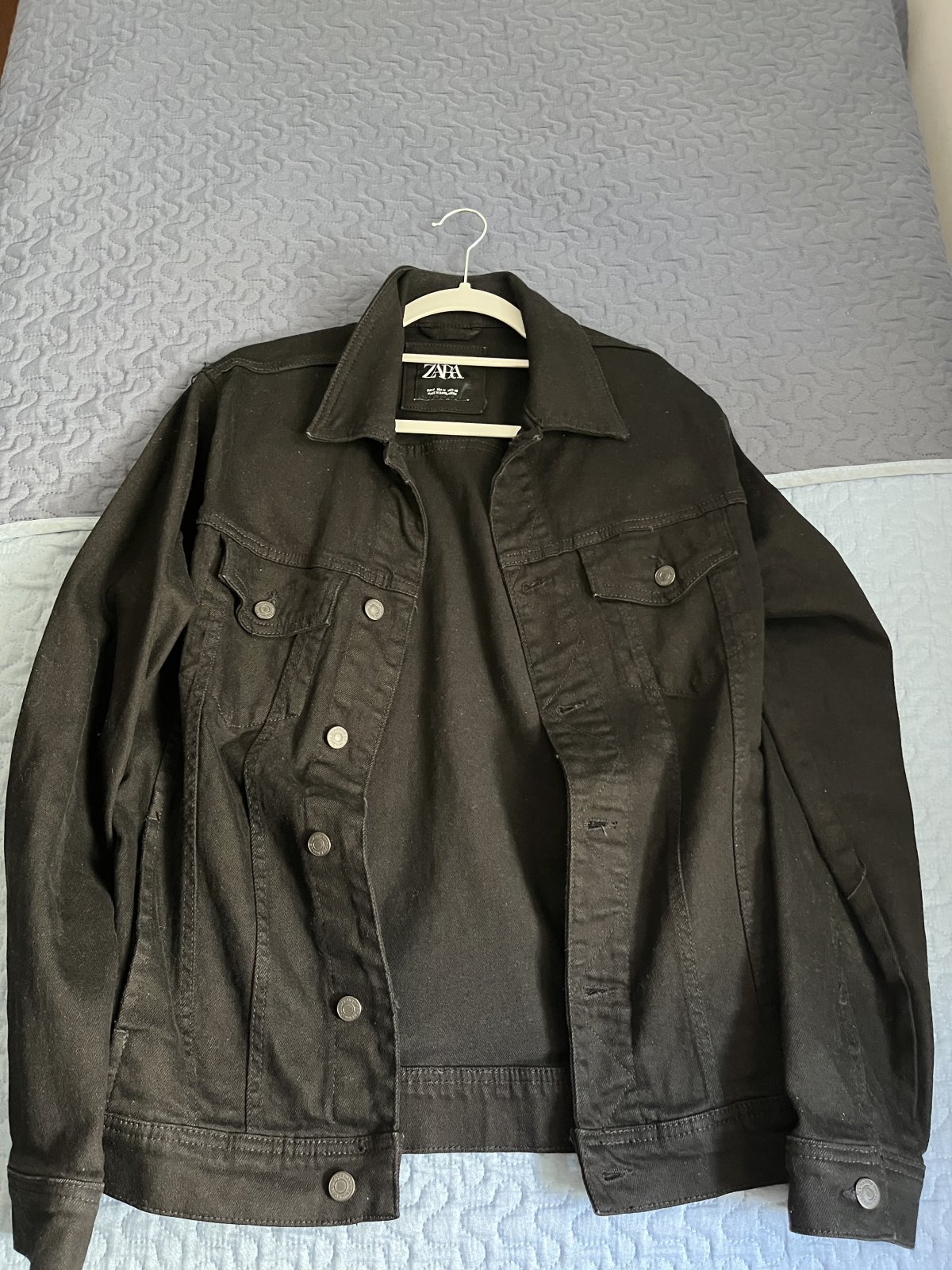 Chaqueta vaquera negra básica Zara